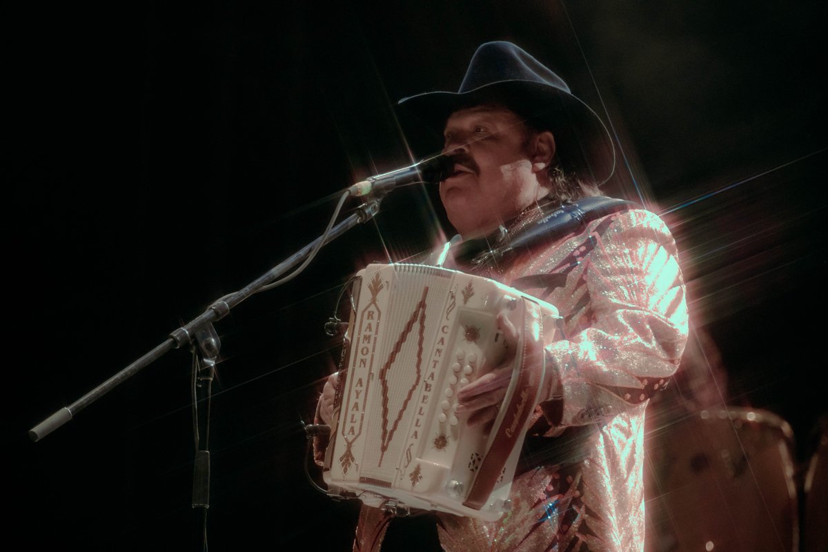 NortexFestival's tweet photo. El “Rey del Acordeón” @iamramonayala, cerró el #Nortex2021 como solo él sabe hacerlo, deleitándonos con sus grandes éxitos "Rinconcito en el Cielo", "Casas de madera" y claro que no podía faltar "Tragos Amargos". 🤠🪗🎶 https://t.co/5zng8ZXxBN