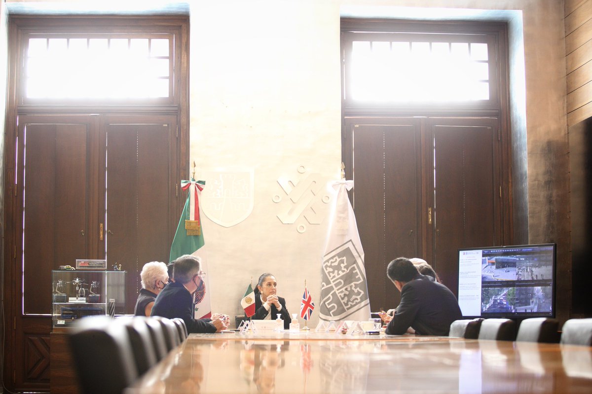 Claudiashein's tweet photo. Un honor haber recibido a Laura Álvarez y a @jeremycorbyn, un hombre pacifista, republicano que congruentemente ha luchado en contra de la desigualdad y por el respeto a los derechos en el mundo. Un buen amigo de la cuarta transformación. https://t.co/Ohdf4AIzI3