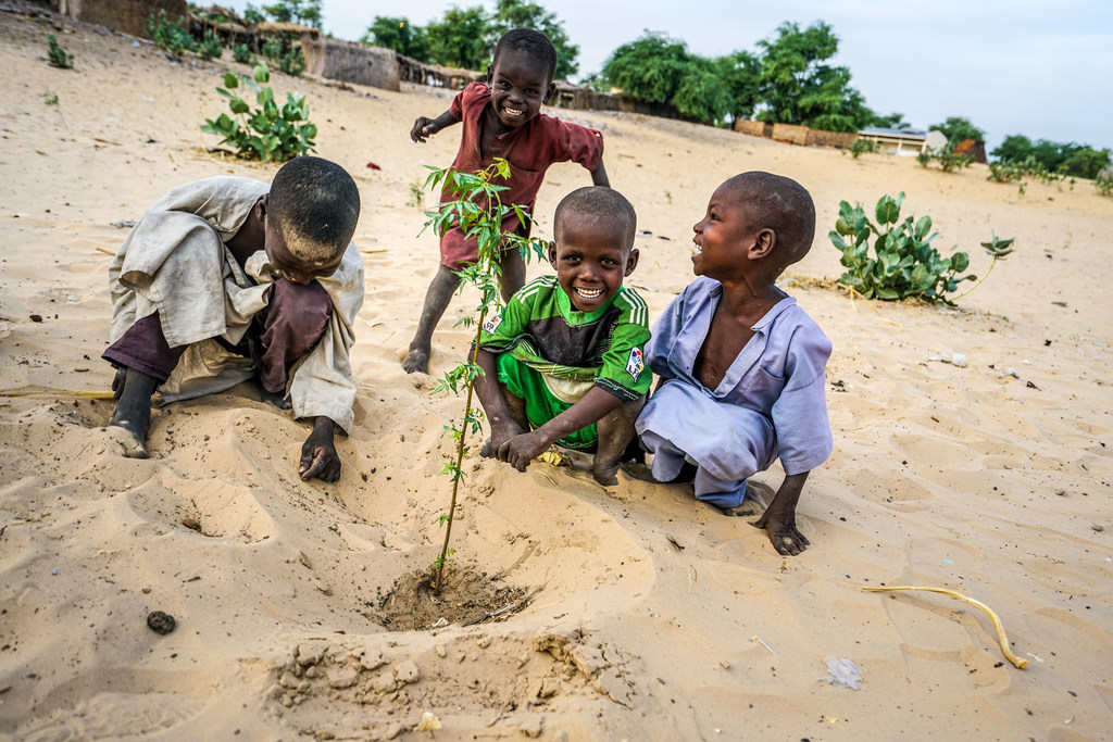 HaliaV4non's tweet photo. #InternationalComunity The #WHO says #Africa needs more than 900m vaccine doses to fully vaccinate 40% of its population.
How this can be done while genocides, lack of water, hunger, are the main concerns to survive? Stop the exploitation, corruption and stabilize this Continent https://t.co/OcmOcfINif