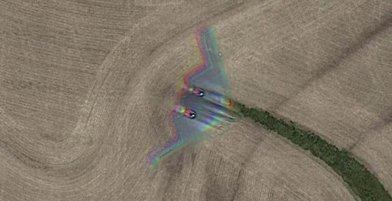 Un bombardier furtif (Northrop B-2 Spirit), pas si furtif,  visible ici dans l’État du Missouri, aux États-Unis, sur Google Map.