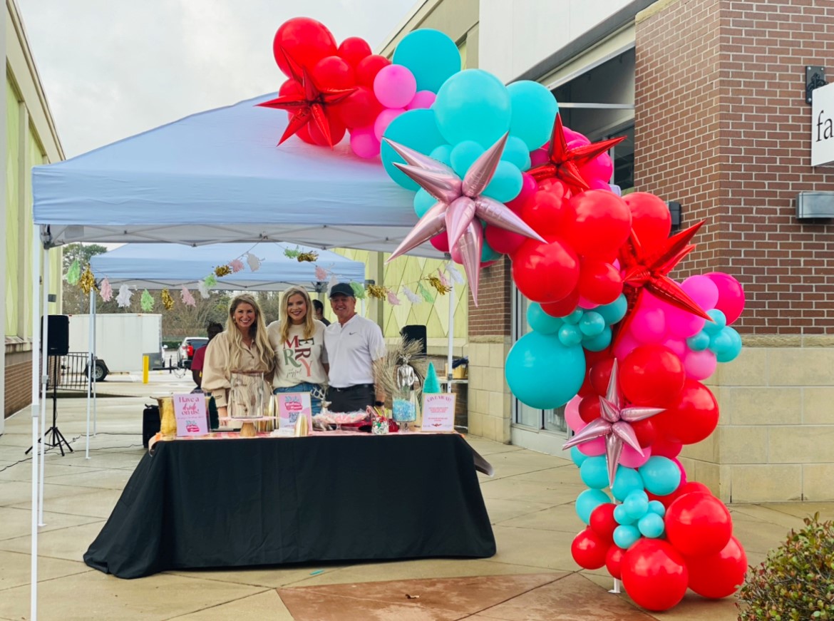 CrawfordSquare's tweet photo. Our CSREA Marketing Team kicked off the very first event at Midtown Village in Tuscaloosa, AL with Mistletoe + Mimosa's in December. We're looking forward to more fun events in Tuscaloosa!
 
#CSREA #WeAreCrawfordSquare #CRE #RetailMarketing #Events #TuscaloosaAL #AlabamaRetail https://t.co/4qxHCUCNDW