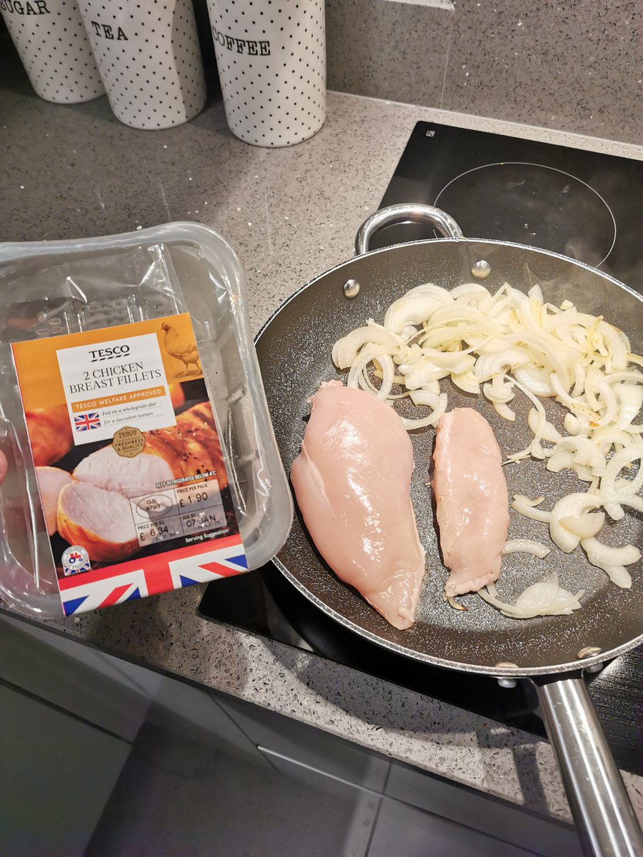 WoodhouseD's tweet photo. I'd love know where the rest of 2nd "breast" is @Tesco 😅 https://t.co/KWGivDUueA