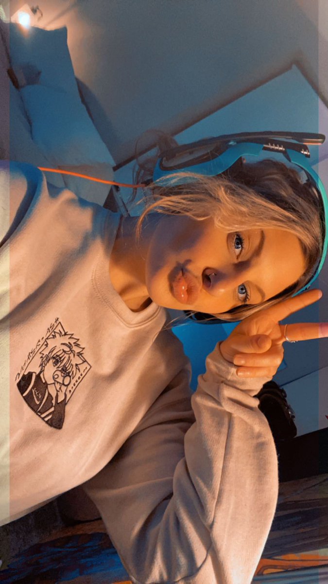 Ashlea_Walks's tweet photo. Come watch my stream! Playin vanguard tonight https://t.co/uUImBI2BYK https://t.co/znPwEhzTZw
