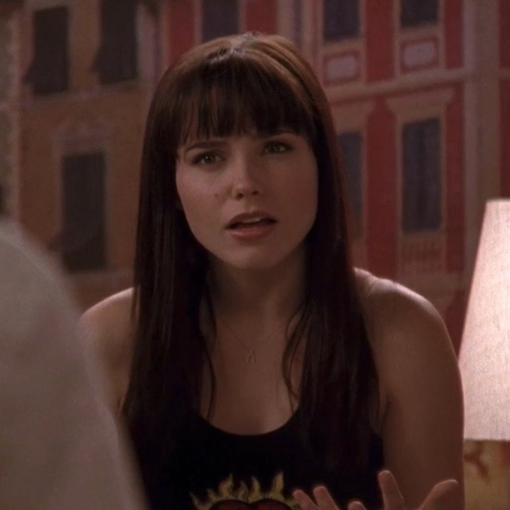 shoutout girls with bangs gotta be one of my favourite genders