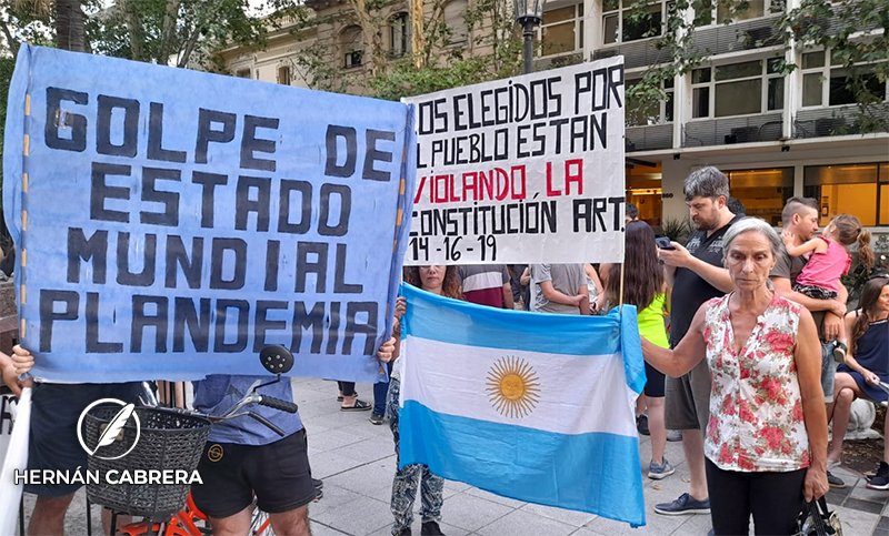 ConclusionRos's tweet photo. #Rosario📢🏥⚠️#PaseSanitario | La protesta tuvo lugar durante la jornada con mayor número de casos en el país, ya que fueron más de 81 mil los contagios en las últimas 24 horas. Algunos, incluso, se mostraron en contra de la vacuna y los testeos.  https://t.co/ohAKVN8FUr https://t.co/uFkeTUOiRa