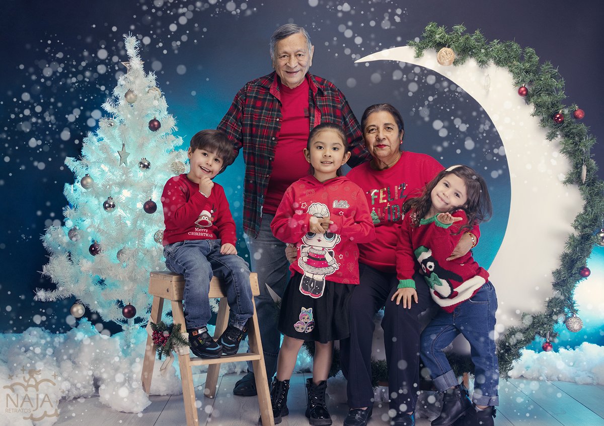 Calavera_Studio's tweet photo. Queremos agradecer a las hermosas familias que como todos los años asisten a nuestra mini navideña y darle la bienvenida a las nuevas, por su confianza para tomar estos hermosos retratos. Que nos llenan de vida con sus historias. https://t.co/ENRW47Jg2s