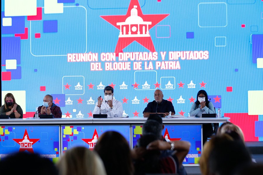 Los y las Diputadas del Bloque de la Patria recibimos los lineamientos e instrucciones de nuestro Presidente <a href="/NicolasMaduro/">Nicolás Maduro</a>, en el marco del inicio de la gestión parlamentaria para un nuevo ejercicio legislativo, el cuál inicia el día de mañana miércoles #5Ene #ForjadoresDePatria