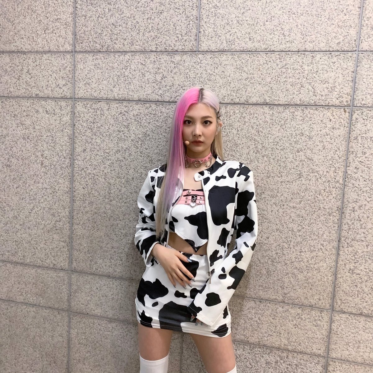 itswee_woo's tweet photo. ༴   ❔   ·    [  𝘄𝗲𝗲 ! 𝘄𝗼𝗼 !  ]   ː   up   ╱   dαtᥱ   𖨂    *  #3YwQB   ·  @bunnyh_yy ˒˒ 

Kenma sacó su mejor outfit del lavadero solo para celebrar con nuestra piciosa Bunny un gran aniversario como éste es. ¡Te amamos, reina! https://t.co/0kzNsY0VkZ