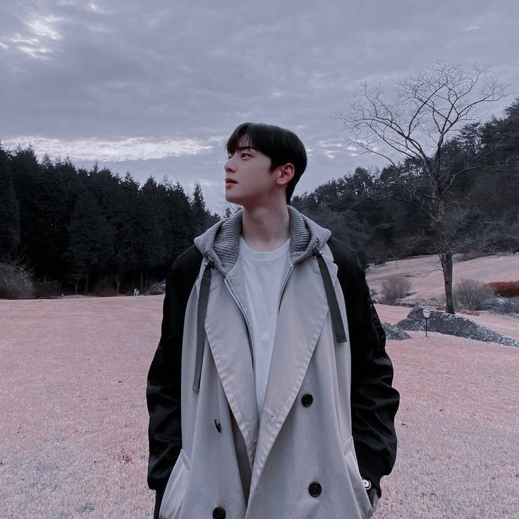TL3P4THY's tweet photo. Inalcanzable ━ Chacky AU

Debajo de esa actitud fría y desagradable  que Minhyuk muestra al exterior, debido a incontables dificultades, se encuentra una persona dulce y cálida que nadie quiere conocer.

Excepto Dongmin.

❝—Eres la persona más tierna y encantadora que existe.❞ https://t.co/2v77go5RJQ