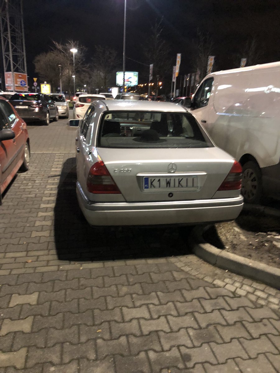c00msucker2011's tweet photo. Tym młodym odbija od pieniędzy i dobrobytu. Wydawanie pieniążków w błoto i to rodzice płaca, dziecko sobie w tych czasami nie zarobiom https://t.co/RzzVOFKjvH