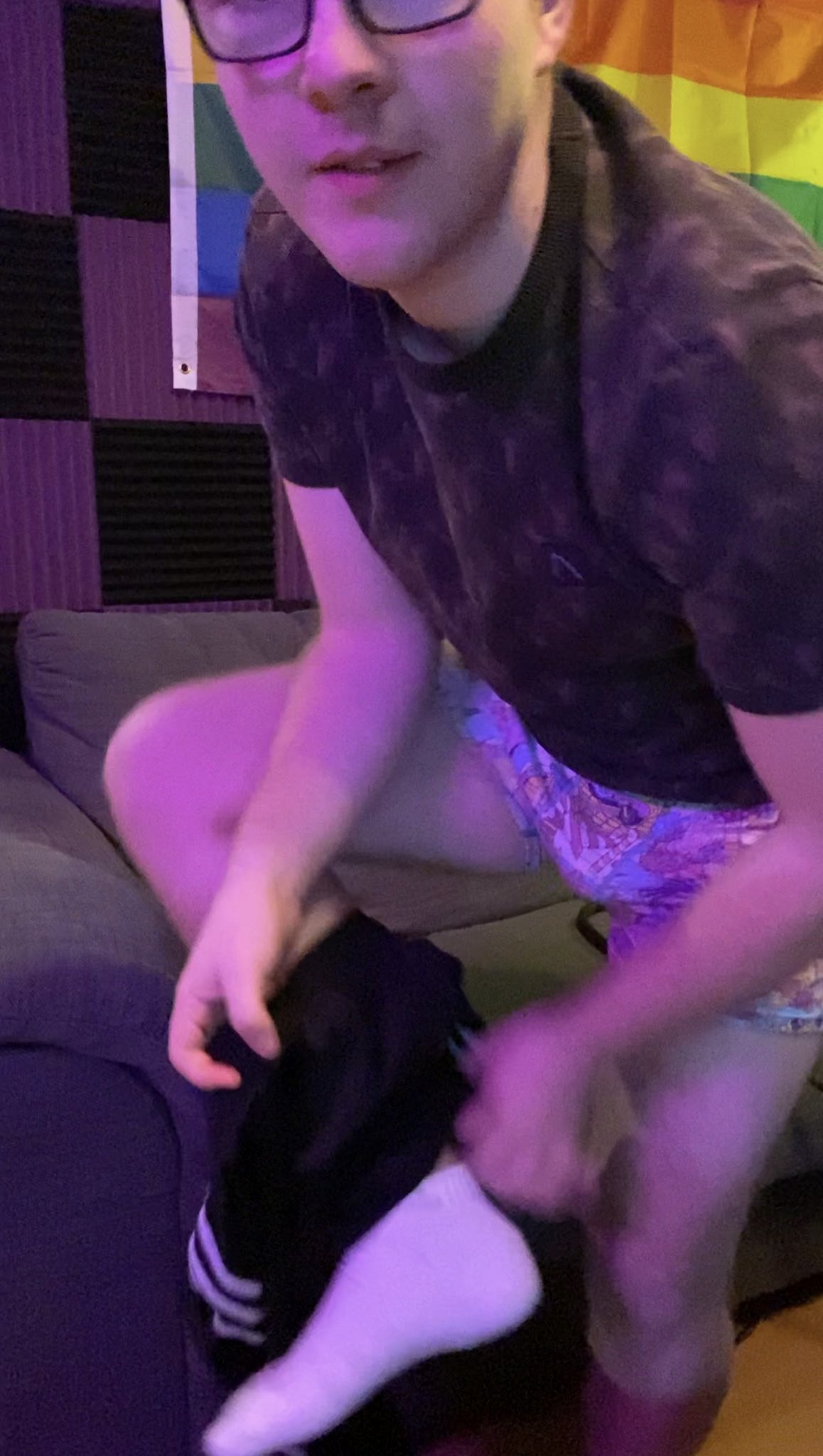 Willst du mir beim ausziehen helfen? ?

Wer RT bekommt ohne Boxershorts ? 

#gay #gayboy #twink #teentwink