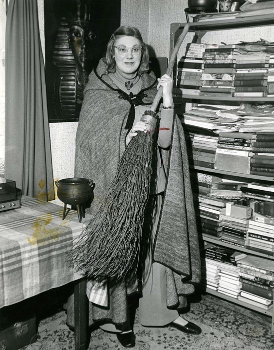 JudikaIlles's tweet photo. Remembering Doreen Valiente, born #otd in 1922. Author, poet, high priestess, and Bletchley Park codebreaker, known as the Mother of Modern Witchcraft. https://t.co/KhcVZrABLt