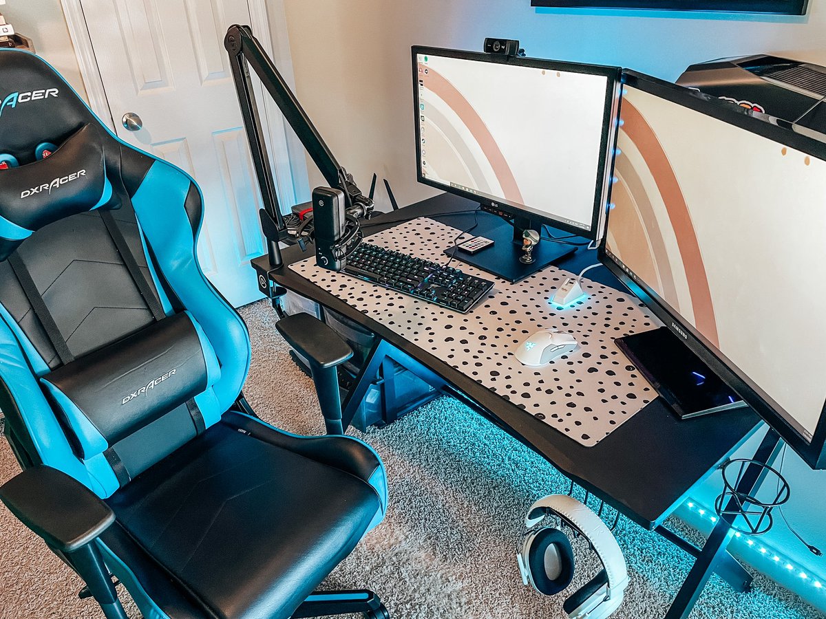 oops_itsmol's tweet image. Finally got ideal setup put together! New mic, headset, mouse, and mouse pad! 

S/o to the hubs (@MisfitMidas) for helping my vision become reality!