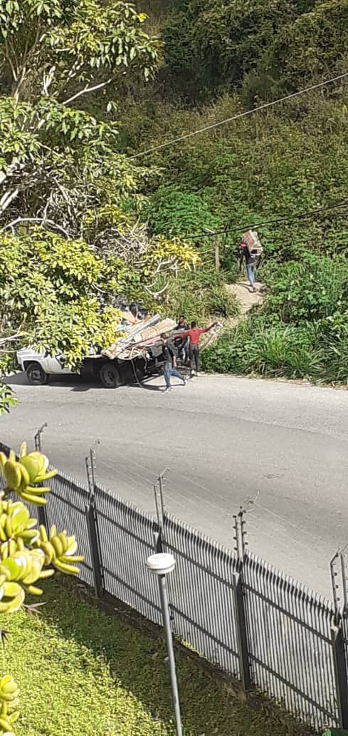 vicenteavazquez's tweet photo. #4Enero #Urgente Vecinos de #LomasDelAvila de nuestro municipio #Sucre denuncian una invasión dentro de su urbanización. Hacemos un llamado @PolisucreOficia para que se aboquen al caso y dirijan una patrulla al lugar. https://t.co/ozwtH21O5f