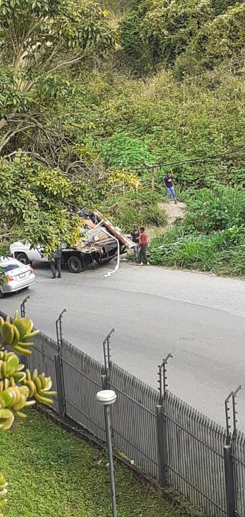 vicenteavazquez's tweet photo. #4Enero #Urgente Vecinos de #LomasDelAvila de nuestro municipio #Sucre denuncian una invasión dentro de su urbanización. Hacemos un llamado @PolisucreOficia para que se aboquen al caso y dirijan una patrulla al lugar. https://t.co/ozwtH21O5f