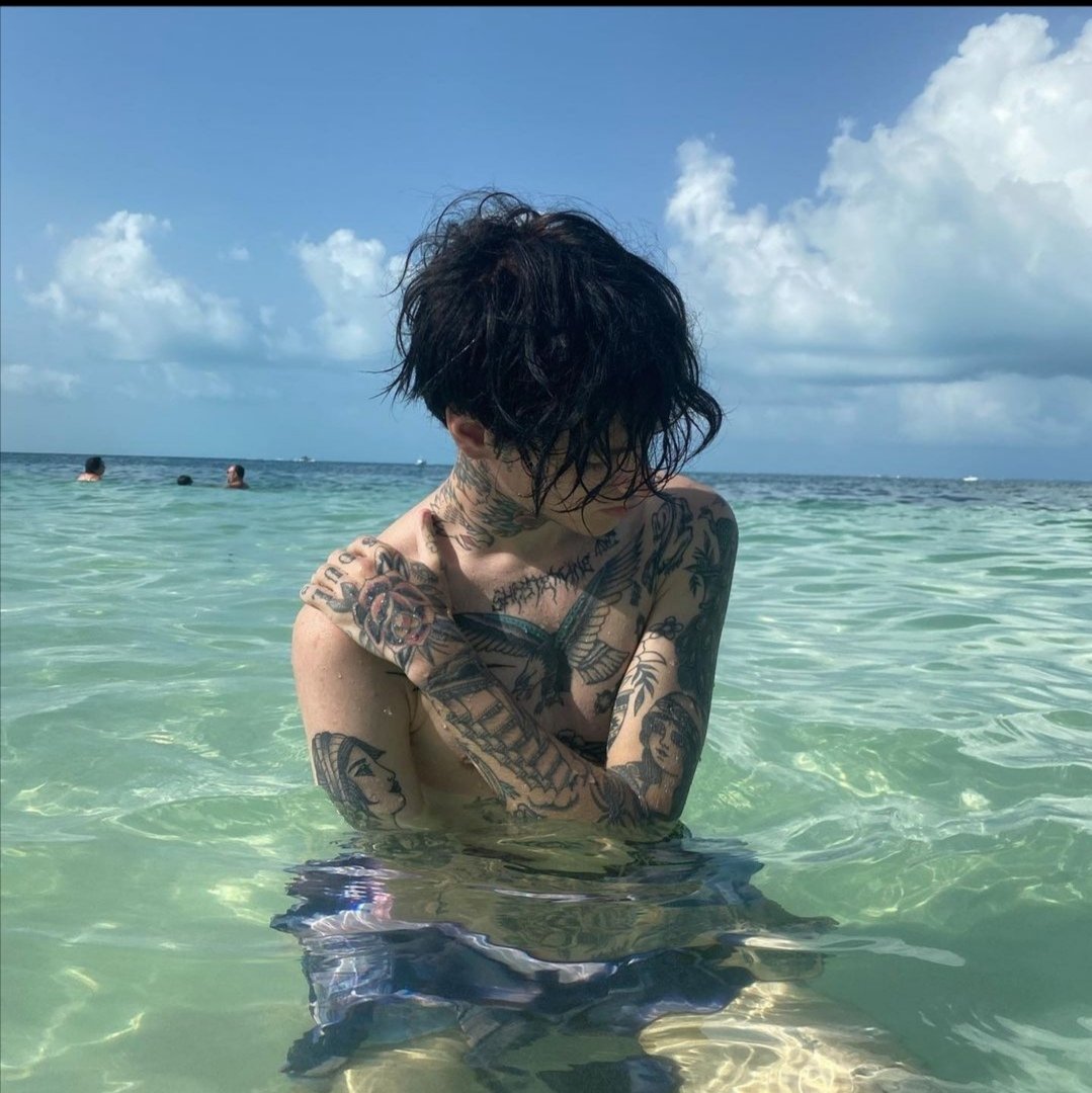 anaBelar8's tweet photo. Hi everyone, my name is Ana, i'm from Honduras, i've been following Aaron since August, If you want us to be "mutis" just write to me<3 
Happy Birthday grandpa Aaron, love you!
#integrationaaronstans  #happybdayaaron #AARONBDAY #liebregtsbday https://t.co/MWsfTbUSot