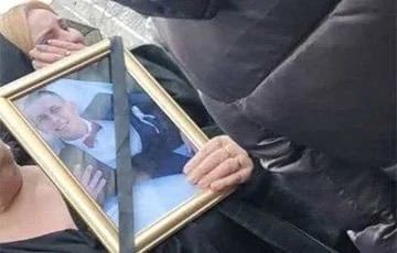 nexta_tv's tweet photo. Today 28-year-old Dmitry Ushopov was buried in #Rechitsa
"The mother came out with a picture of Dima and said that her son had been killed by the regime and that she was not afraid of anything", said a resident of Rechytsa.
About a hundred people came to the funeral. https://t.co/zN9vlAiRR5