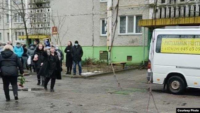 nexta_tv's tweet photo. Today 28-year-old Dmitry Ushopov was buried in #Rechitsa
"The mother came out with a picture of Dima and said that her son had been killed by the regime and that she was not afraid of anything", said a resident of Rechytsa.
About a hundred people came to the funeral. https://t.co/zN9vlAiRR5