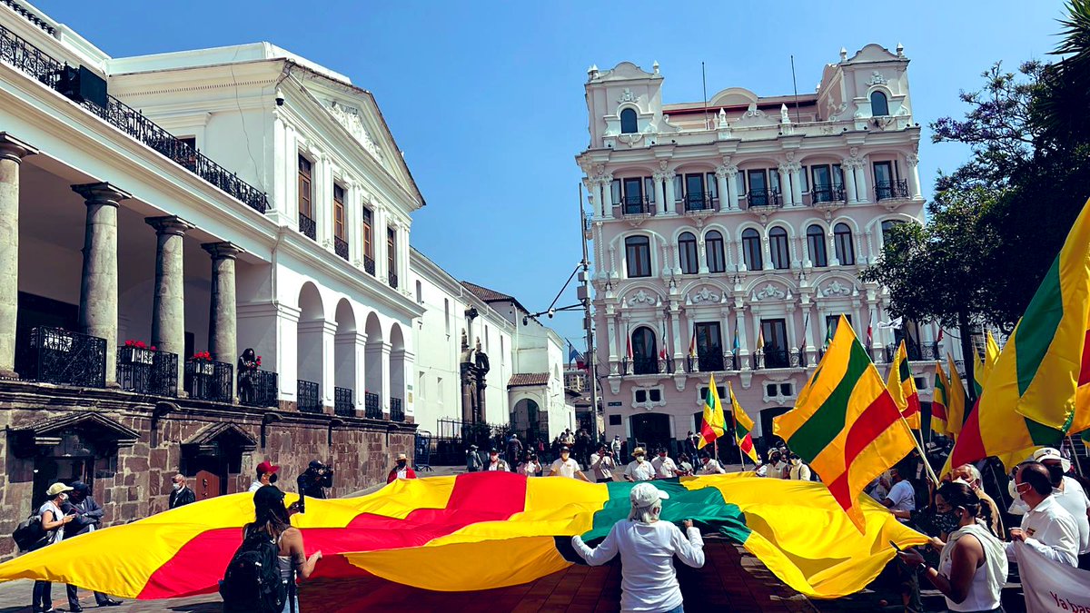 Isa_HidalgoM's tweet photo. Mientras hoy en #Zaruma los “sableros”retenian a personal que trabaja en el subsuelo de Zaruma. 
Los Zarumeños residentes en Quito hacíamos flamear la bandera de nuestra ciudad en los exteriores de Carondelet. @LassoGuillermo con esperanza y fe que vendrán días mejores ! 🙏🏻🙏🏻❤️ https://t.co/EFykWdf1fv