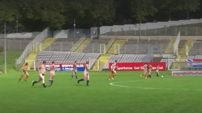 Un match de football international entre joueurs nus s’est joué entre l’Allemagne et les Pays-Bas en septembre 2020