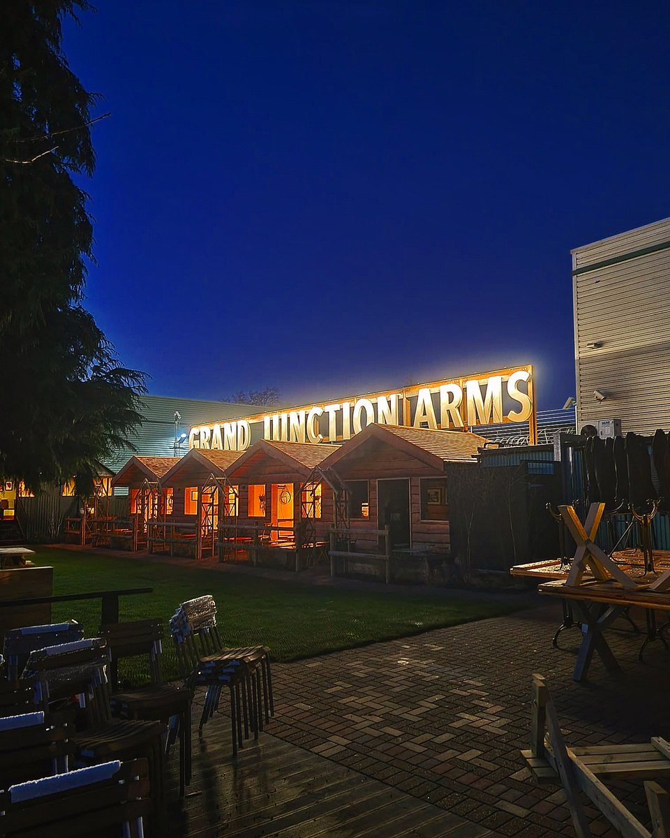 Night lights✨ in our gorgeous garden. Not long now until the grand opening of our Grand Junction. Our beautiful canal-side pub transformed and looking gorgeous, if we do say so ourselves 💙 

#grandjunction #grandunioncanal #harlesden #opensoon #londonpubs