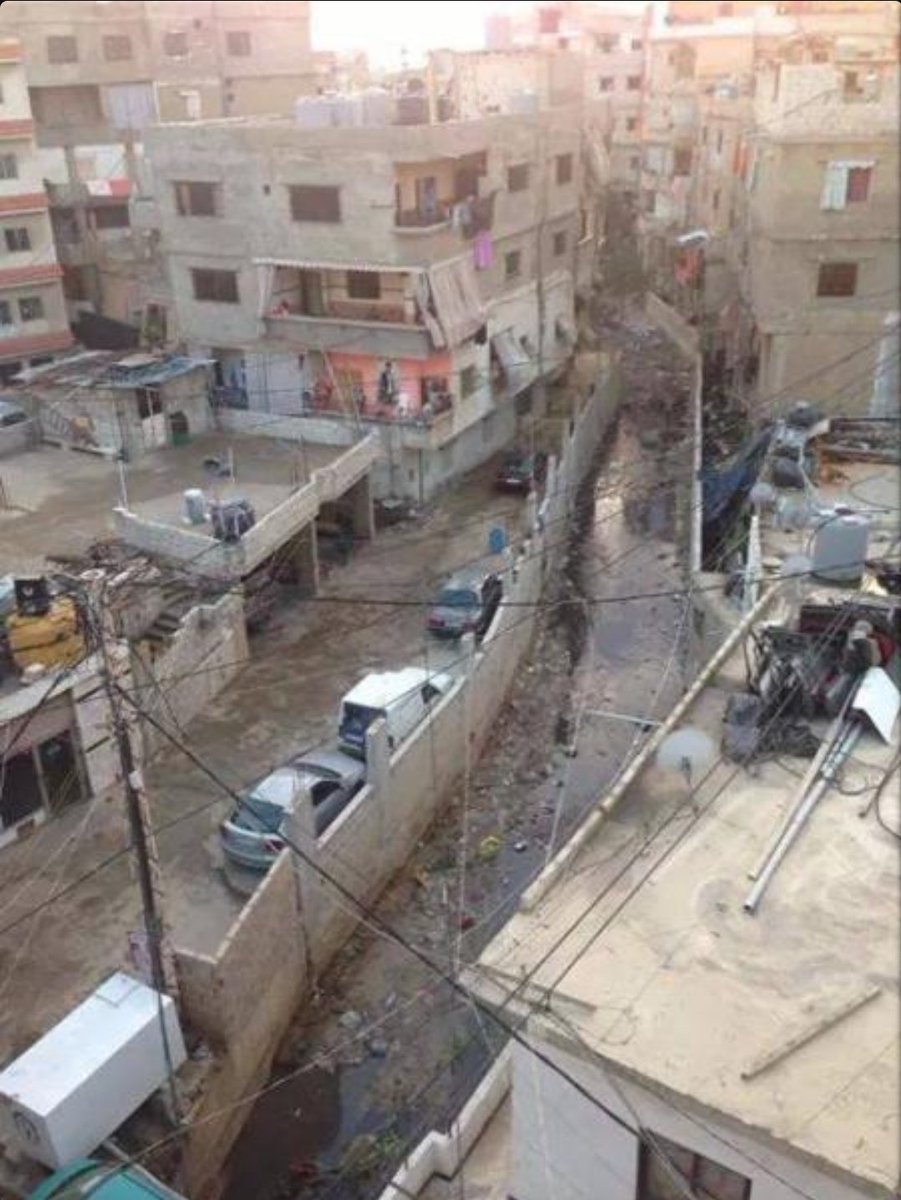 نصرالله بيعتبر انو الرهائن هني عايشين بالصورة على الشمال، والمنتصرين عايشين بالصورة اللي عاليمين، وجمهورو المساطيل مقتنعين بهالشي.
خطير جداً انو رجل بهالدرجة من العته والبلاهة والحقد والغرور انو يكون معو سلاح.