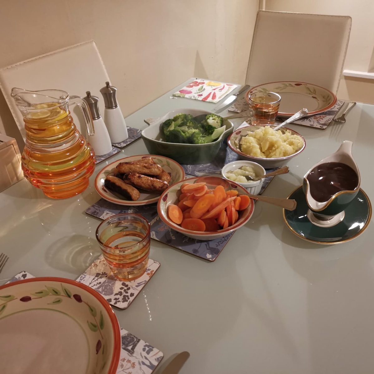lazyperfection's tweet photo. Tonight's home date dinner, veggie sausages with mash, brocolli and carrots! #food #foodpicture #dinner #vegetarian #eatingathome https://t.co/UqpJrd5g81
