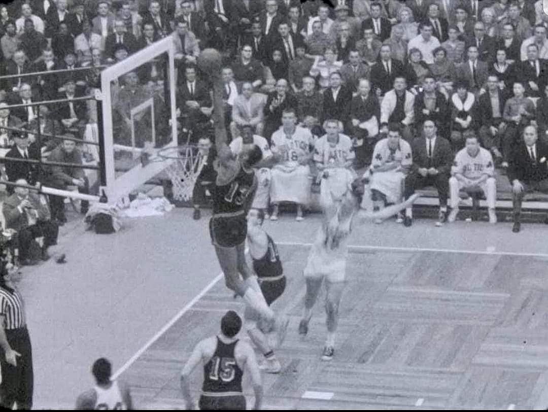 Wilt Chamberlain a rimbalzo.
Semplicemente un atleta con pochi eguali nello sport.
#NBAtipo