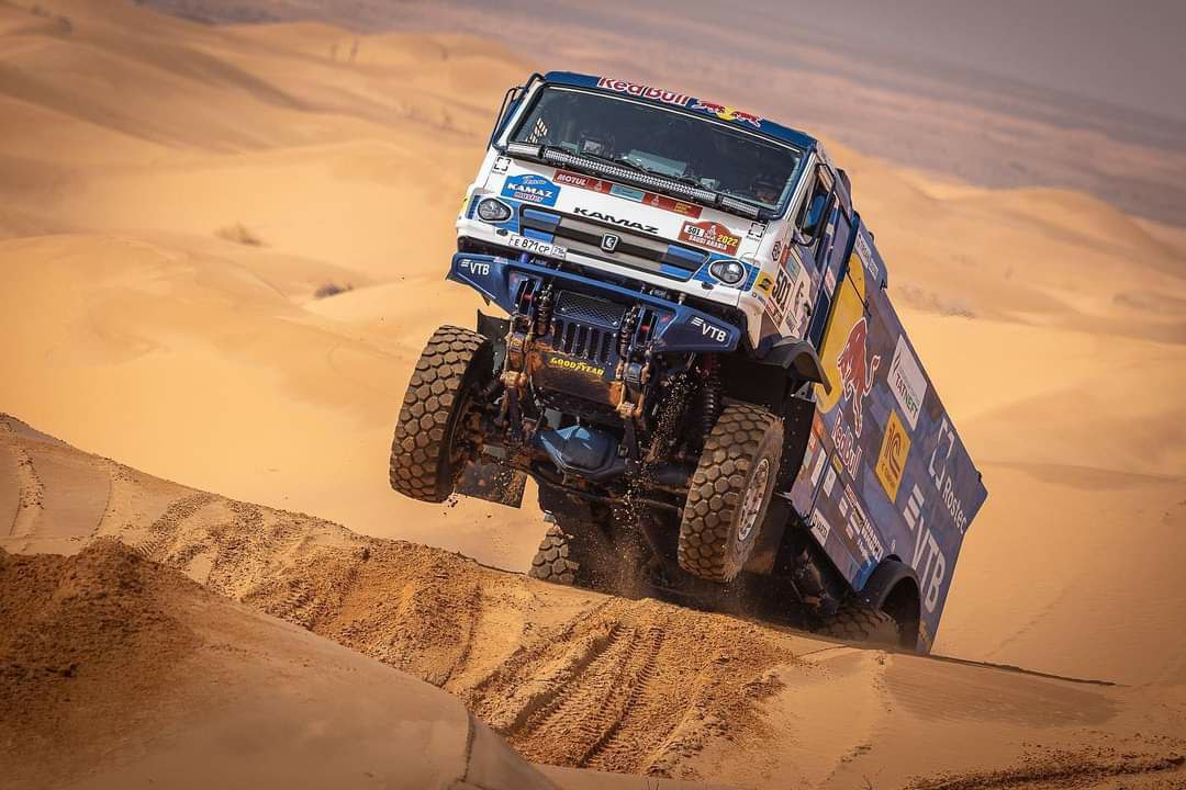 gerardlopez13's tweet photo. Hoy hemos disfrutado de estas magníficas instantáneas de los imparables camiones rusos. Siguen intratables los elefantes azules del desierto! @dakar
#kamaz 
#DakarInSaudi 
#Dakar
#DakarRTVE4ENE
#dakare3
#DakarEurosport https://t.co/v1UZkpt0F6