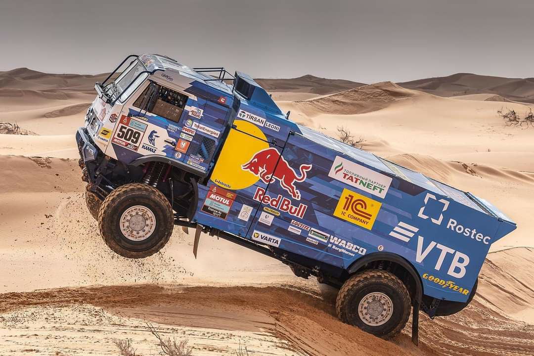 gerardlopez13's tweet photo. Hoy hemos disfrutado de estas magníficas instantáneas de los imparables camiones rusos. Siguen intratables los elefantes azules del desierto! @dakar
#kamaz 
#DakarInSaudi 
#Dakar
#DakarRTVE4ENE
#dakare3
#DakarEurosport https://t.co/v1UZkpt0F6
