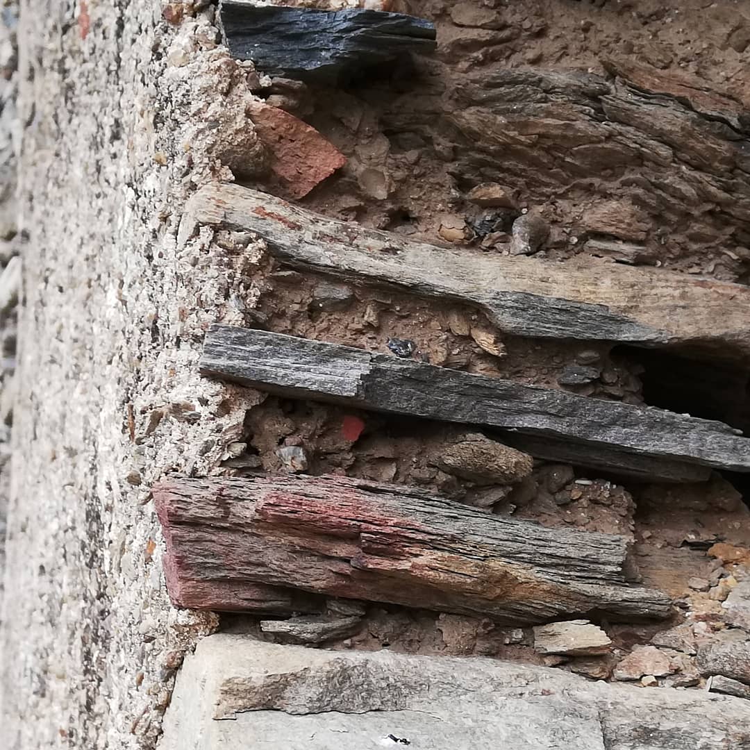 projectegreta's tweet photo. Una vegada i una altra veiem el morter de pujar paret de fang, i el mur revestit de morter de calç, tot amb l'àrid del lloc, esquist. Són els avantatges de trobar masos enrunats! 😔#treballdecamp #projectecapdecreus #PECTpatrimoni #ProgramesEuropesDdGI https://t.co/i7m2W6KnhR