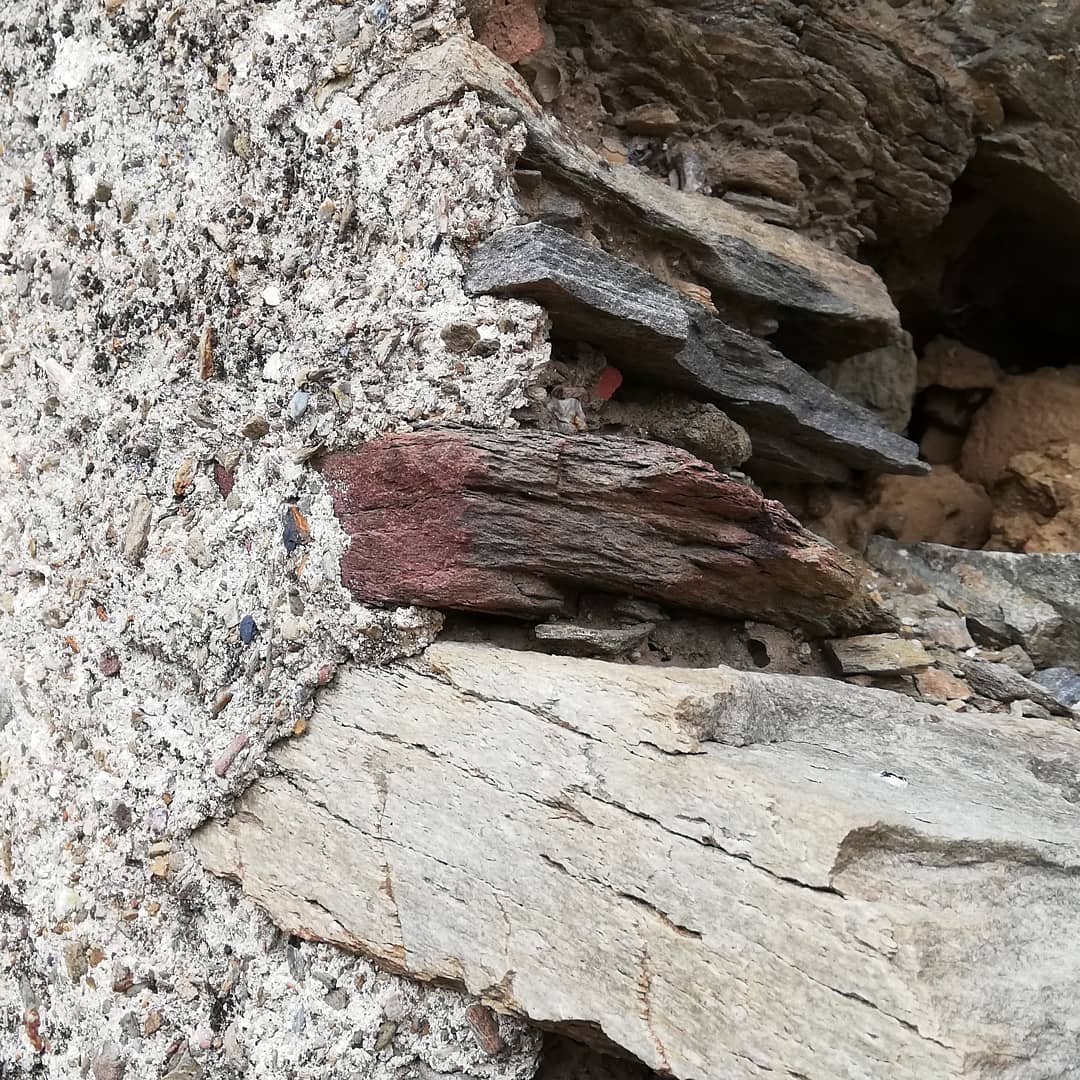 projectegreta's tweet photo. Una vegada i una altra veiem el morter de pujar paret de fang, i el mur revestit de morter de calç, tot amb l'àrid del lloc, esquist. Són els avantatges de trobar masos enrunats! 😔#treballdecamp #projectecapdecreus #PECTpatrimoni #ProgramesEuropesDdGI https://t.co/i7m2W6KnhR