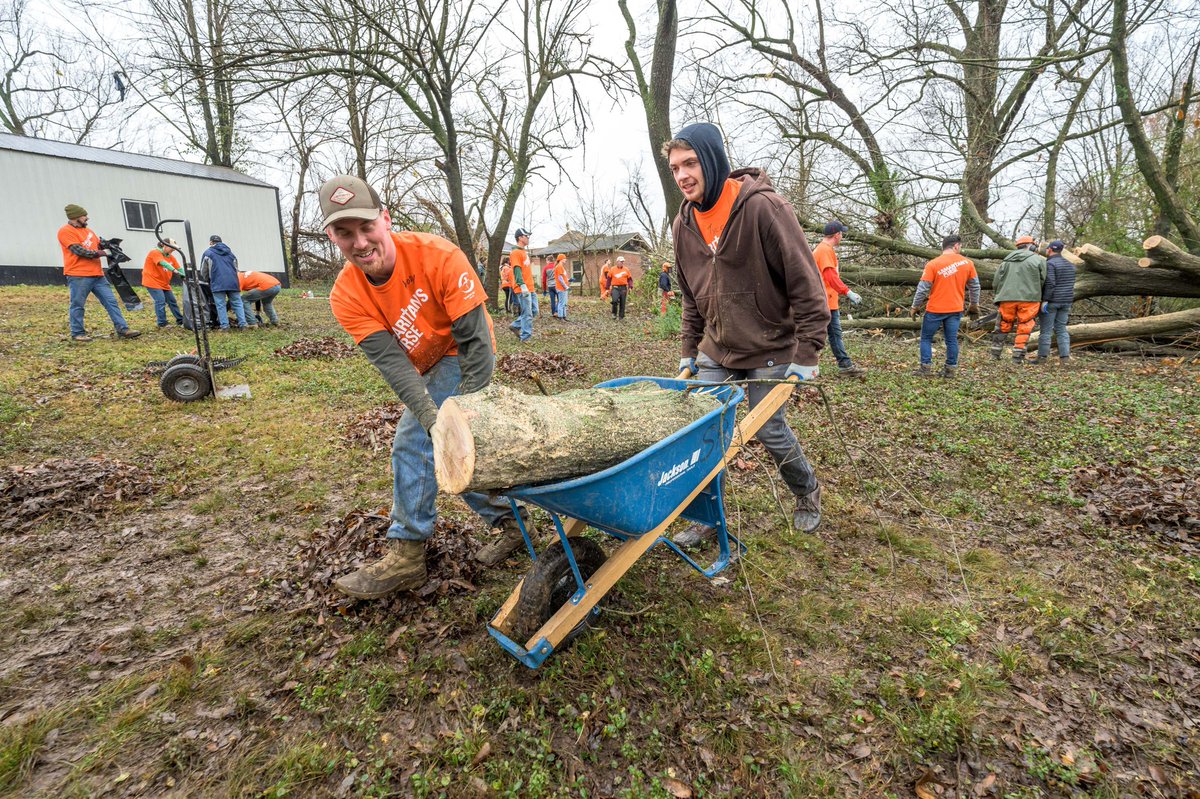 Franklin_Graham's tweet photo. Just a few days before Christmas, KY was ravaged by deadly tornadoes. @SamaritansPurse Disaster Relief teams &amp; @BGEA Rapid Response chaplains immediately deployed to help storm victims. Please continue to keep the people of this region in your prayers. There's so much to be done. https://t.co/jOAh3iLtIm