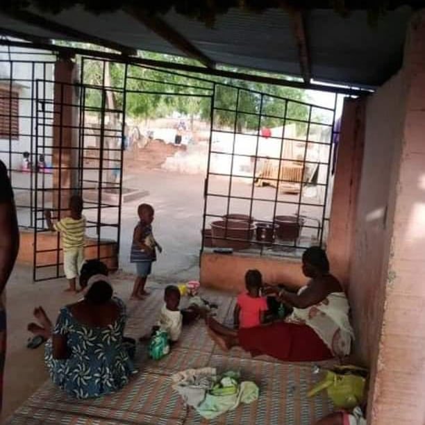 Coumbak1's tweet photo. Les pensionnaires de l'orphelinat de Tambacounda risquent l'expulsion pour cause d'arriérés de loyer (600 milles FCFA). L'association Xam Sa Wareef (@SaWareef) sollicite votre aimable soutien pour préserver ce refuge ! 
Ci-dessous le lien de la cagnotte :
https://t.co/WRv5l8pHCu https://t.co/k2N0vzAa4r