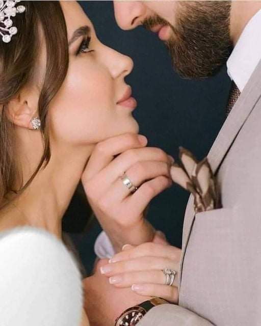 أني اصاحب طيفكِ صبحاً مساء
مجنونكِ المشتاق والأشواق نار
سيدتي أنا #غريق_بلا_مأوى 
اشكو إليكِ حنينا طاف اوردتي
وكأنه موجاً مسافر في البحار 
يضرب جدار القلب يضرب
خافقي ينزع من النفس القرار
أنتِ القرار أنتِ المصير لتولعي
أنتِ السماء بعرضها أنتِ النهار
#فواز_ابوباسل
#الصرح_الأدبي
