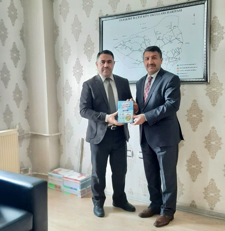 Mustafatstn04's tweet photo. Eleşkirt Kaymakamı Murat Güneş Bey ve Milli Eğitim Müdürü Burhan Kurt Bey’i makamlarında ziyaret ederek yazmış olduğum “Varlıkların Diliyle Allah’ı Tanıyorum.” hikaye setini hediye ettim. @EleskrtKaymkmlg @burhankurt04 @EleskirtMem https://t.co/jK6lHmYL4t