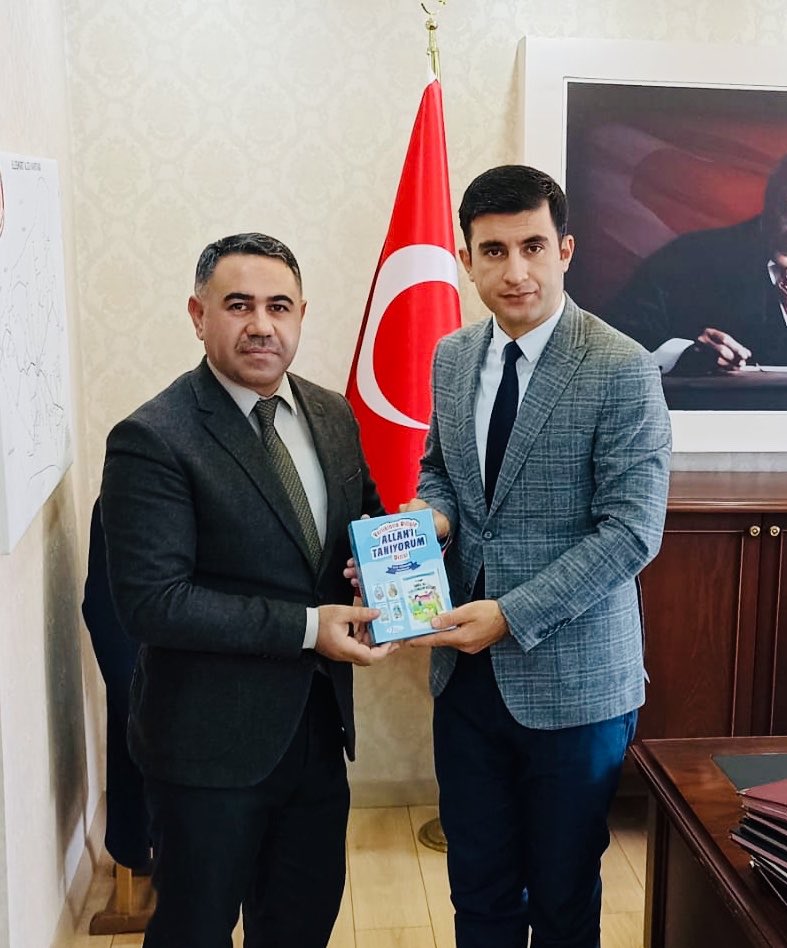 Mustafatstn04's tweet photo. Eleşkirt Kaymakamı Murat Güneş Bey ve Milli Eğitim Müdürü Burhan Kurt Bey’i makamlarında ziyaret ederek yazmış olduğum “Varlıkların Diliyle Allah’ı Tanıyorum.” hikaye setini hediye ettim. @EleskrtKaymkmlg @burhankurt04 @EleskirtMem https://t.co/jK6lHmYL4t