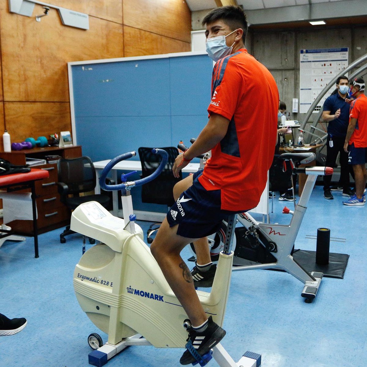 udechile's tweet photo. 📸 Segunda jornada de evaluaciones físicas en @clinicaMEDS 📈
Mañana vuelve a rodar la pelotita ⚽️

#VamosLaU 🤘 https://t.co/0Jpvxc9sav