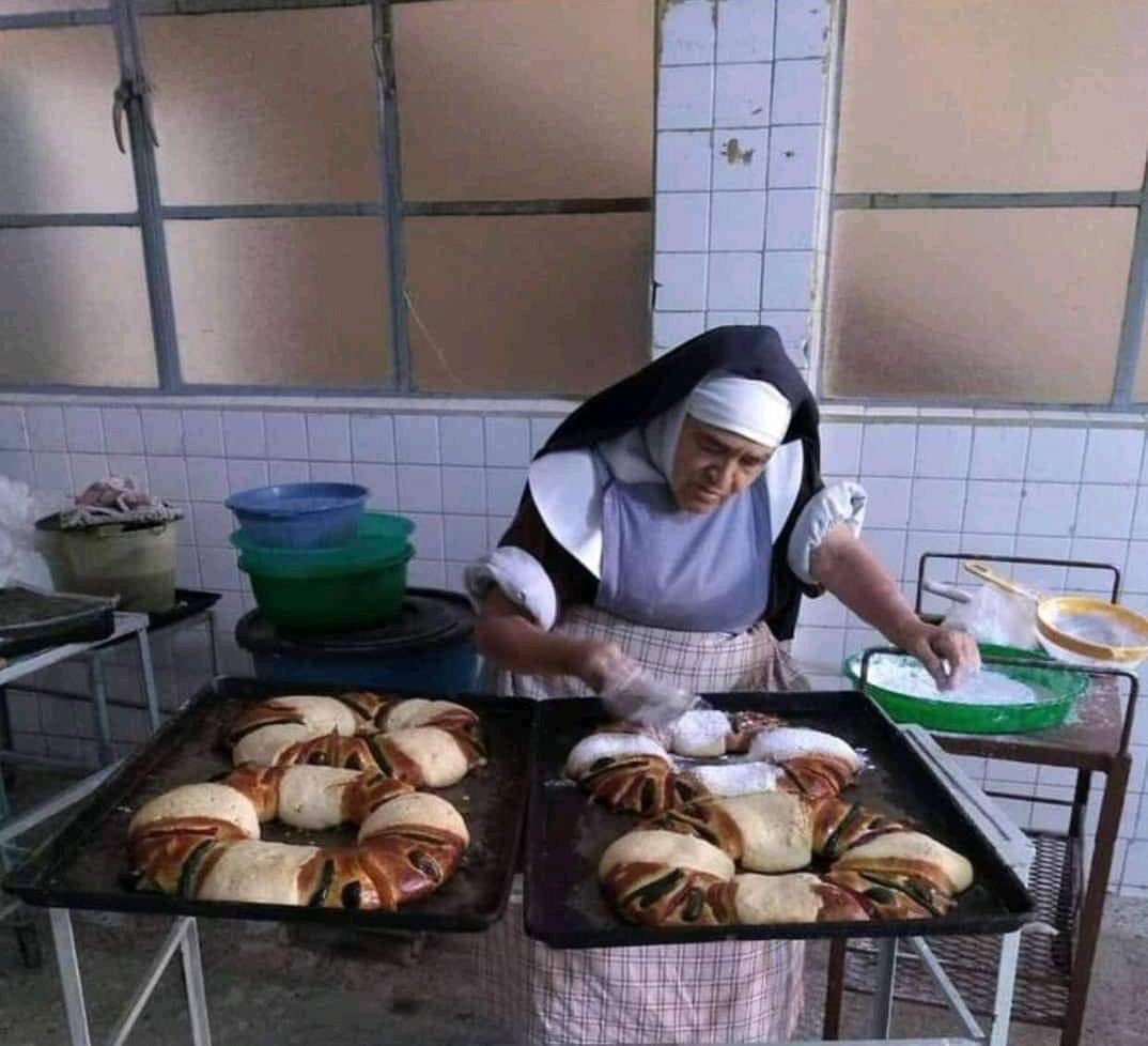 Tuiter haz tu magia. Rt para que más gente compre las famosas roscas de las madres clarisas de #Querétaro 

Chica: $100
Mediana: $185
Grande: $275

José María Arteaga #73, Col Centro. (entre las calles de Guerrero y Ocampo).
Informes al Cel: 442 364 8108