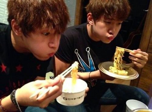 Fati7De's tweet photo. POV: you’re watching a Kdrama with your best friend. 

#2PM #Junho #JunK #kdrama https://t.co/BAgqKjeabg