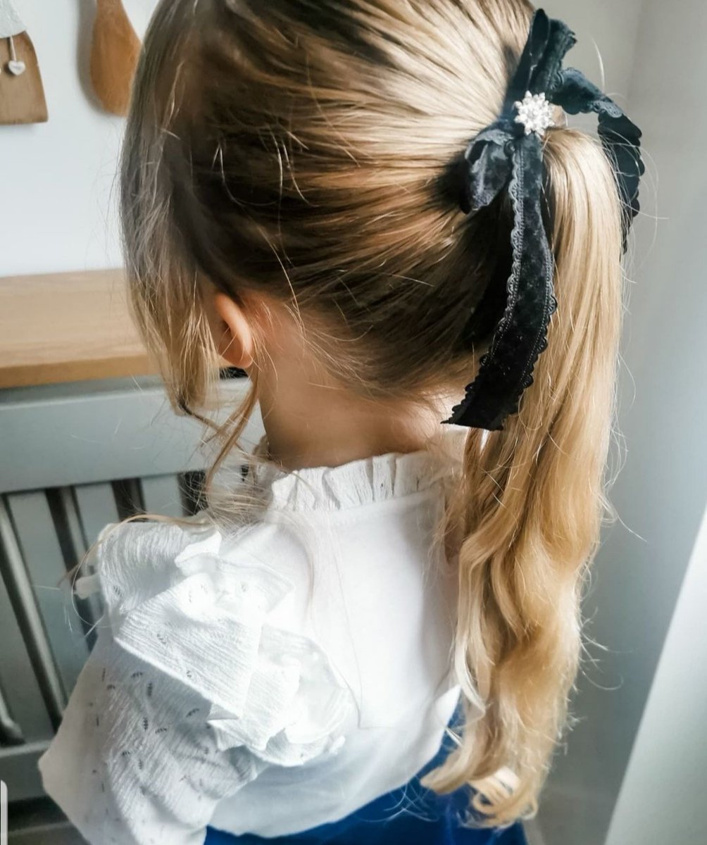 the_QueenofBows's tweet photo. The easiest way to style a #ponytail ? A long tail ribbon bow 🎀 #hairstyles #hairtips https://t.co/9Ycud0unuw