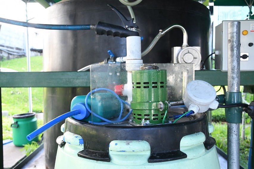 LaGeoSV's tweet photo. Diseñamos e instalamos una Planta Modular de Biogás, a base de desechos alimenticios, promoviendo tecnologías que reduzcan la contaminación y el cambio climático. Esta planta cuenta con una generación eléctrica instalada de 15 kWh. https://t.co/vC2xlax0Qt