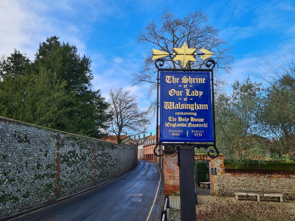 ShrineOLW's tweet photo. It's our centenary year –  the historic pilgrim sign outside the Shrine Church has been carefully refurbished and was glistening in the cold January light today. We can't wait for you to see it! #WalsinghamCentenary #BeAPilgrim https://t.co/APbnmA55CJ