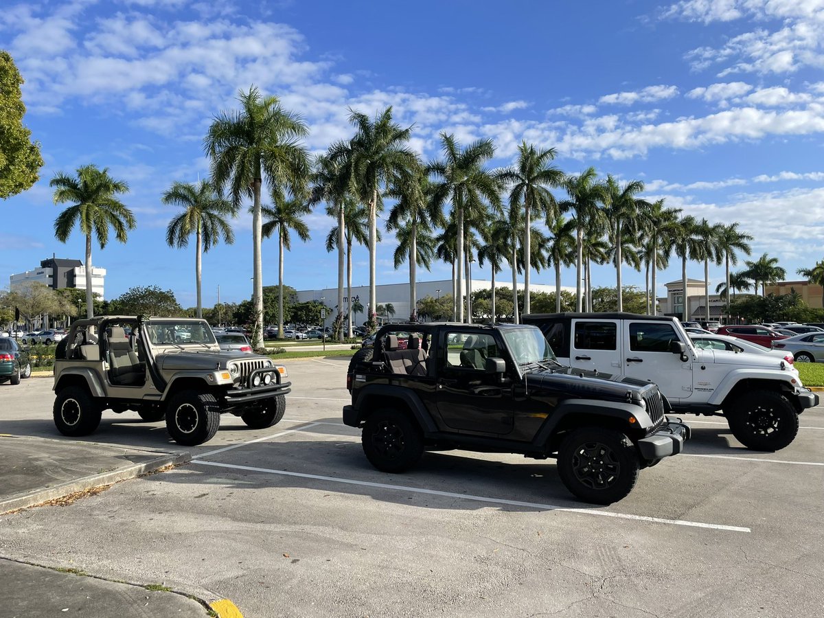 rodpedersen's tweet image. Meeting of the club 😂🌴 #JeepSZN #TwoKindsOfPeopleInThisWorld #SouthFlorida