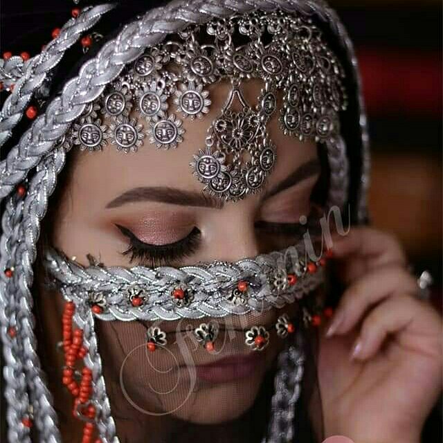قلت صغيرتي عشقكِ 
عشقاً تسرب في دمي 
سكن الجوانح والحشاء
انا بدونكِ #غريق_بلا_مأوى
فمنحيني من اللهفة رجاء
قالت لكنني أنثى
في الحب أجهل من أنا
قلت انا عنوان عيناكِ
الوحيد ست النساء
فتقدمي هذا فؤادي
داركِ أرض المحبة والوفاء
فأنا مجنونك المفتون
يا سحر يسكن مهجتي 
صبحاً مساء