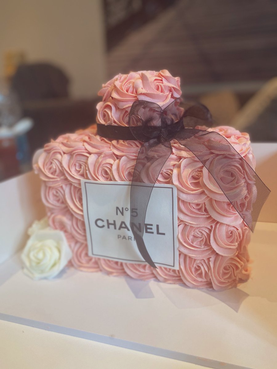 Chanel no5 cake instagram.com/p/CVvlGt8saPX/…