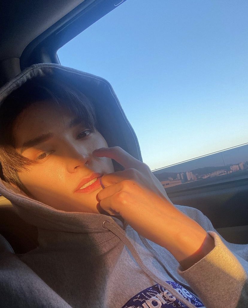 NeoCityTakeout's tweet photo. 🔔Hi @doyoungburger,

We hope you enjoy this delight delivered by Taeyong especially for you 🧁

Sender: Lau
Side note: Happy Birthday ❤️ Hope this new year brings you more wonderful things

Enjoy 🥠 https://t.co/dt12srE8oE