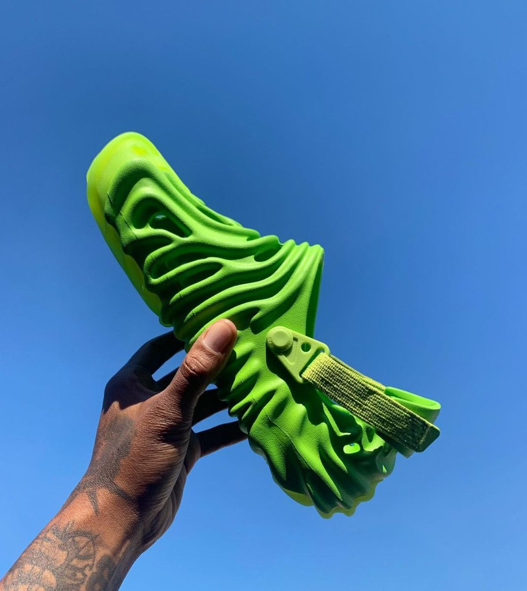 SOLELINKS's tweet photo. 👀 Early look at Salehe Bembury x Crocs Pollex Clog 'Crocodile'

https://t.co/oLlv1zTgiU https://t.co/kMshLdST6q
