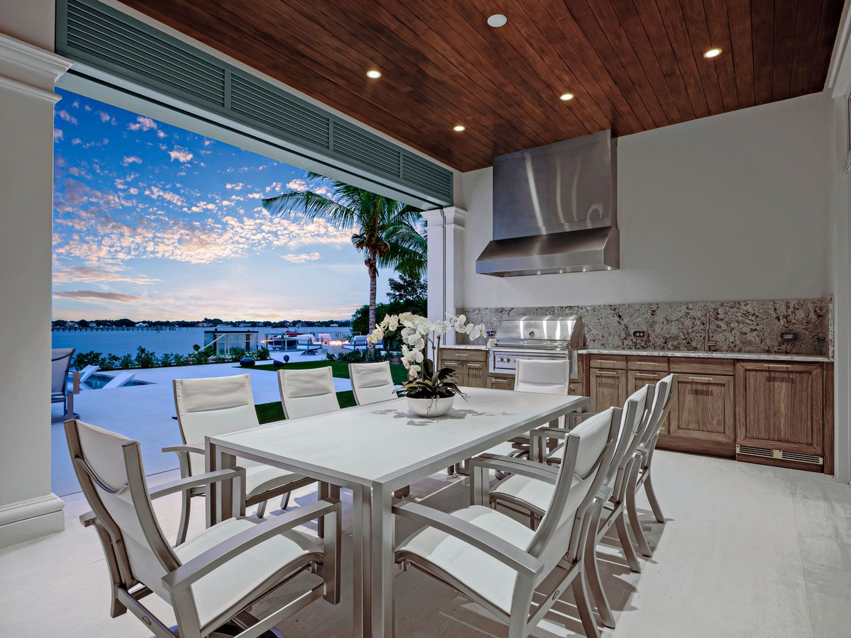 DecoratorsUnlim's tweet photo. Dream #outdoorkitchen perfect for hosting ✔️
Designer: Christine Churchill
Architect: Village Architects
Builder: Affinity Construction Group
Photographer: Ron Rosenzweig
#TransitionalDesign #DecoratorsUnlimited #JasonLynn #InteriorDesign #InteriorDesigner #LuxuryHome https://t.co/MC1NPL5vik