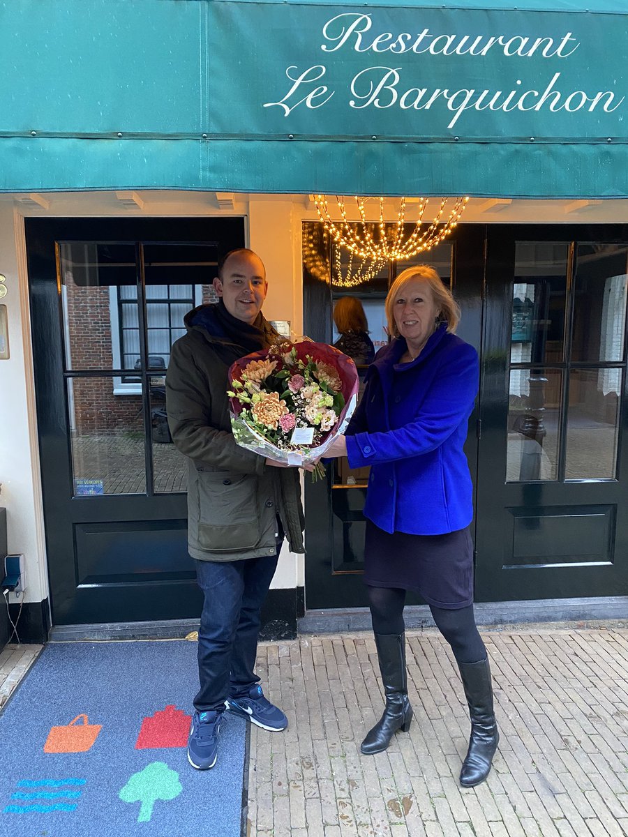 Ellen en Michiel 10 jaar le Barquichon! Een felicitatie waard! Helaas geen groot feest maar wel een bloemetje. Groot respect voor ondernemers in deze lastige tijd. Ik hoop op snel betere tijden <a href="/LeBarquichon/">Le Barquichon</a> #volhouders #staysafe <a href="/huygenskwartier/">Huygenskwartier</a> <a href="/Gemeente_LV/">Gemeente LV</a>